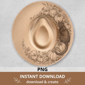 Può includere: Un cappello a tesa larga color marrone chiaro con una dettagliata illustrazione a linee marrone scuro di un gatto nero seduto tra diverse zucche, viticci e foglie. Il disegno si curva lungo il lato destro del cappello con dettagli botanici.