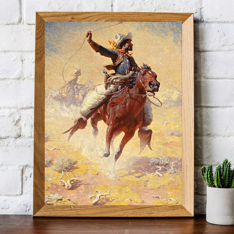 Op de afbeelding: Een vintage schilderij van een cowboy die op een bruin paard in volle galop rijdt. De cowboy draagt een blauw shirt, een witte hoed en een rode bandana. Het paard stoft op terwijl het over een geel en bruin landschap rent.