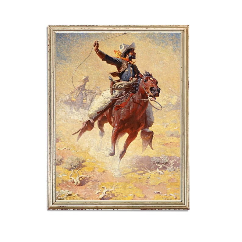 Op de afbeelding: Een schilderij van een cowboy die op een bruin paard in volle galop rijdt, met een lasso in zijn rechterhand. De cowboy draagt een bruine hoed, een blauw shirt en een bruine broek. Het paard rent door een stoffig woestijnlandschap.