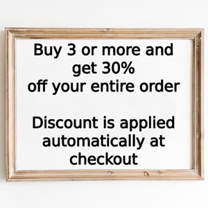 Op de afbeelding: Een ingelijst bord met de tekst "Koop 3 of meer en krijg 30% korting op je hele bestelling. De korting wordt automatisch toegepast bij het afrekenen."