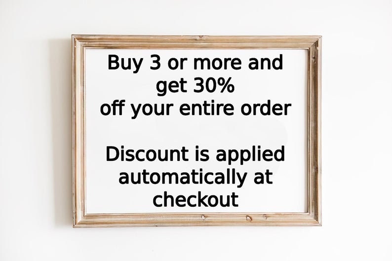 Op de afbeelding: Een ingelijst bord met de tekst "Koop 3 of meer en krijg 30% korting op je hele bestelling. De korting wordt automatisch toegepast bij het afrekenen."