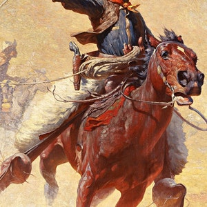 Op de afbeelding: Een cowboy te paard rijdt door een stoffig landschap en houdt een touw vast in zijn rechterhand. Hij draagt een witte hoed, een rode bandana en een blauw shirt. Het paard is bruin met een witte manen en staart. De achtergrond is een wazig geel en bruin.