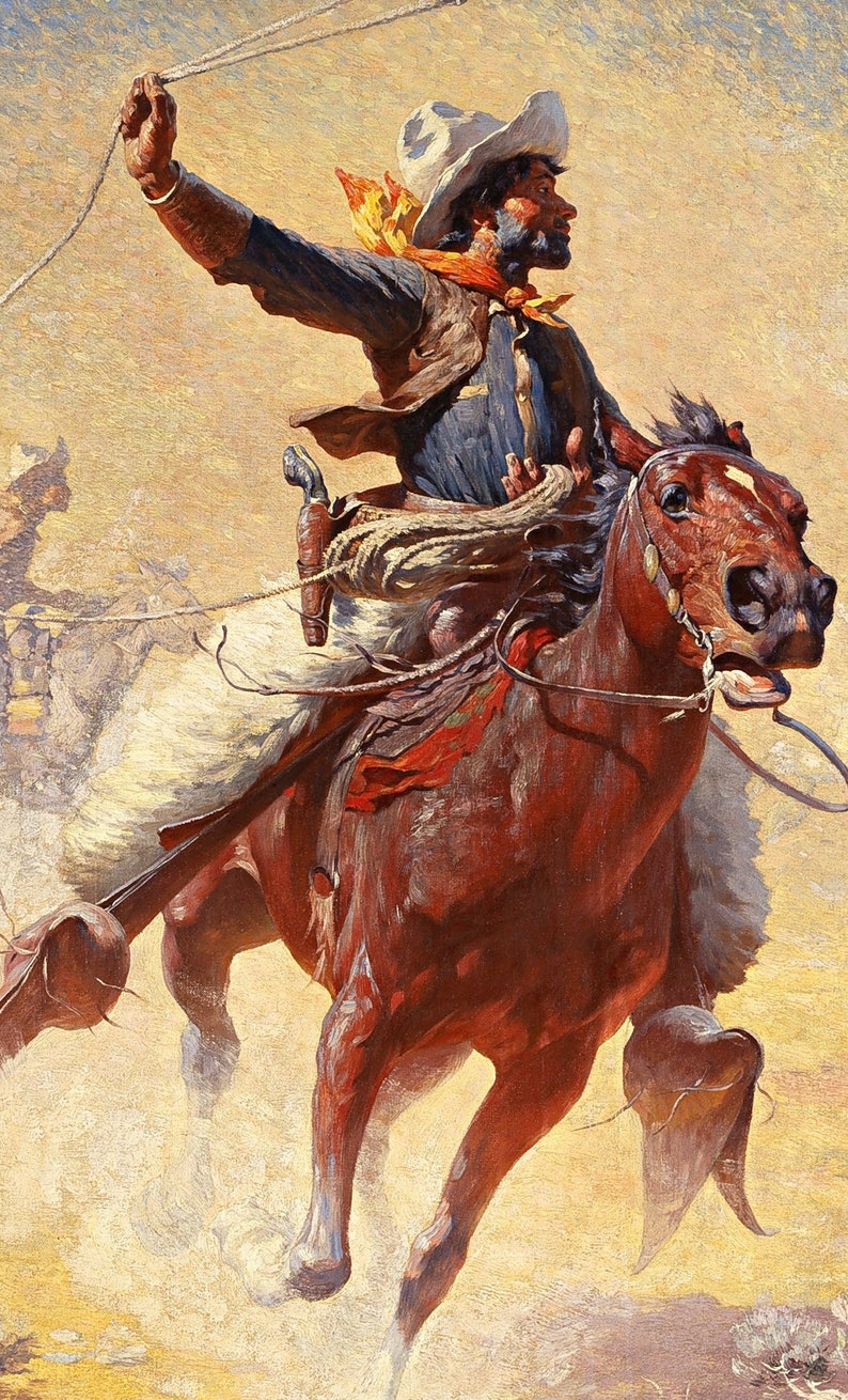 Op de afbeelding: Een cowboy te paard rijdt door een stoffig landschap en houdt een touw vast in zijn rechterhand. Hij draagt een witte hoed, een rode bandana en een blauw shirt. Het paard is bruin met een witte manen en staart. De achtergrond is een wazig geel en bruin.
