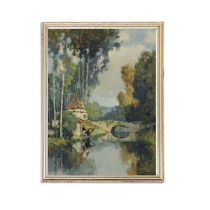 Könnte beinhalten: Ein gerahmtes Ölgemälde, das eine ruhige Landschaft mit einem kleinen Häuschen, einer Brücke über einen Fluss und üppigen grünen Bäumen zeigt. Der Himmel ist in einem sanften Blau mit weißen Wolken.