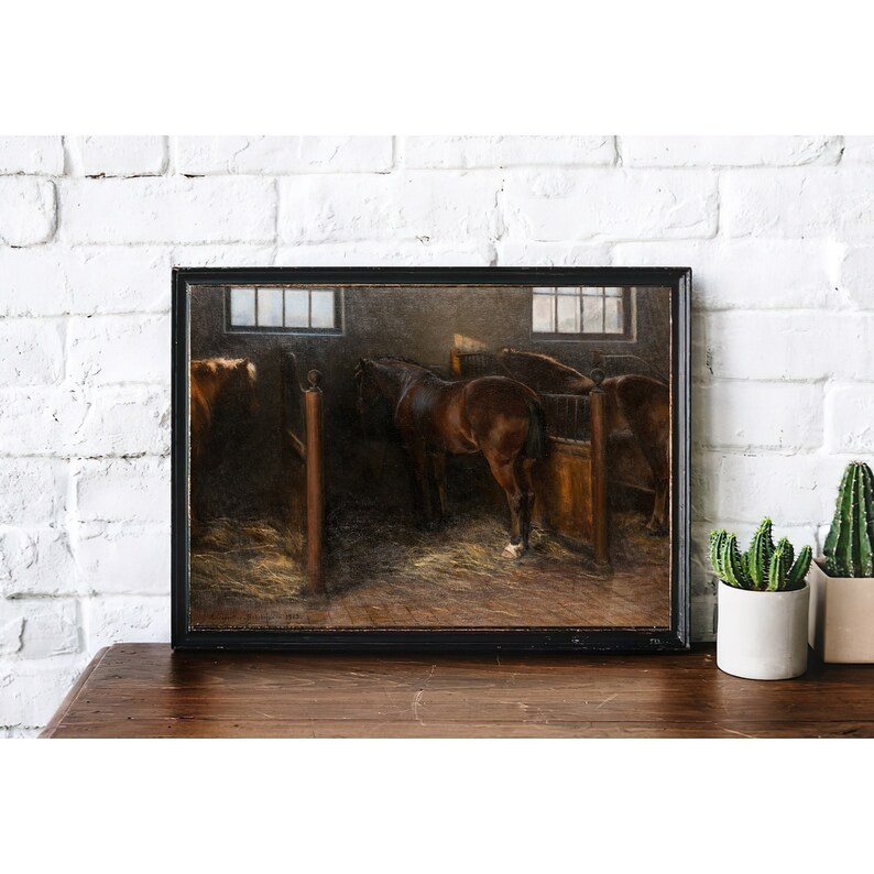 Peut inclure: Une peinture &agrave; l'huile vintage repr&eacute;sentant une &eacute;curie avec trois chevaux bruns &agrave; l'int&eacute;rieur. Les chevaux sont debout dans leurs stalles, avec de la paille au sol. La peinture est encadr&eacute;e d'un cadre noir.
