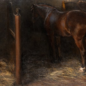 Peut inclure: Une peinture d'un cheval brun debout dans une &eacute;curie. Le cheval est tourn&eacute; dos au spectateur et sa queue est visible. Le cheval est debout sur une liti&egrave;re de paille.