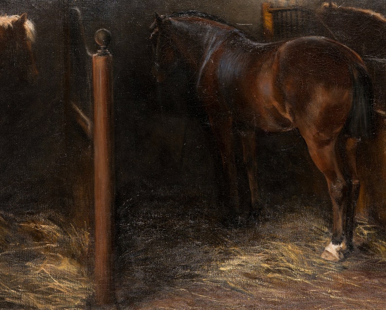 Peut inclure: Une peinture d'un cheval brun debout dans une &eacute;curie. Le cheval est tourn&eacute; dos au spectateur et sa queue est visible. Le cheval est debout sur une liti&egrave;re de paille.