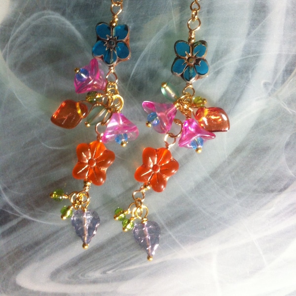 Boucles d'oreilles avec deux fleurs bleues en verre tchèque, des fleurs Gloire du matin fuschia avec perle turquoise, fleur orange givrée et