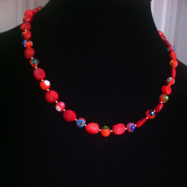 Collier avec des perles de Venise en Millefiori Vintage fabriquées à la main et composé avec des perles en pépites de Corail rouge