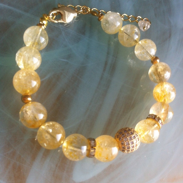 Bracelet de pierres fines de Citrines dorées de qualité et une perle centrale incrustée de Zircon clair et plaquée Or agrémenté de strass