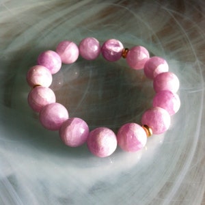 Adjustable transparent stretch wire bracelet made of large lavender Kunzite pearls