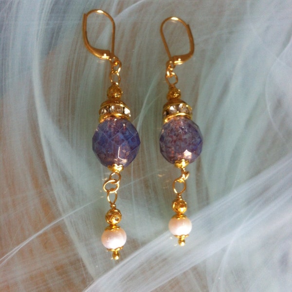 Boucles d'oreilles de lustre de Venise avec de grosses perles de verre de Bohème facetté avec une finition dorée et des perles d'eau douce