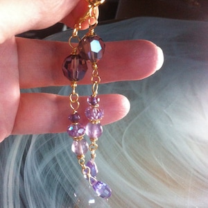 Lange und raffinierte Ohrringe, zwei facettierte Swarovski-Kristalle in der Farbe Amethyst, zwei Ametrine, umgeben von lila Zirkon