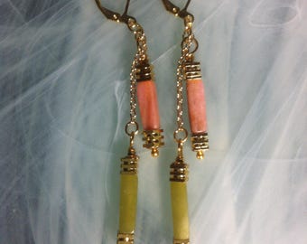 Duo of earrings made up of two different fine stones: Serpentine and Rhodonite with triple square heishi pearls