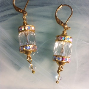 Earrings of a bohemian style, mounted in cluster of pearl pearls of pearl of pink shell on a fine chain in 16K Gold plated on brass