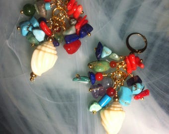 Hummm, it already smells like the sea when you wear these earrings made from charms of different fine stones, Coral, Turquoise, Red Quartz,