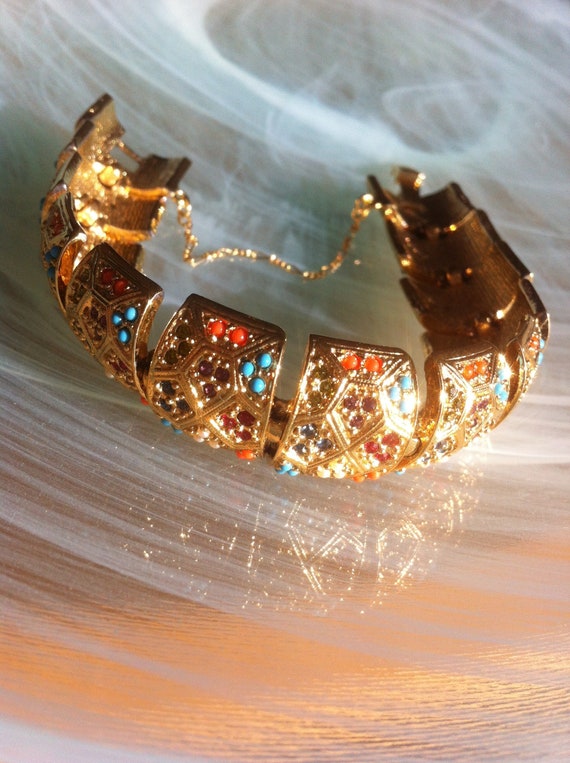Bracelet with decorative links in gold plated. Lin