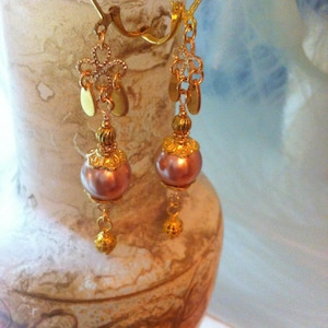 Orecchini in stile anni &#39;50 dove tutte le fantasie erano consentite con grandi perle Swarovski color oro