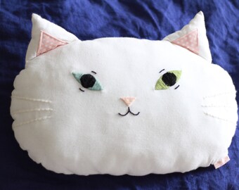 Doudou - coussin - objet textile - tête de chat brodé