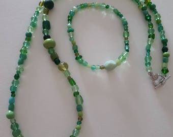 Glass beads in green tones necklace and bracelet set