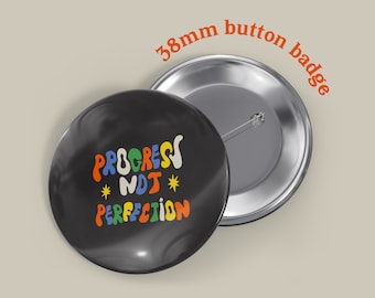 Fortschritt nicht Perfektion Button Badge | Positive Affirmation Abzeichen | Psychische Gesundheit Geschenk | Persönlicher Mantra Pin | Aktivismus Abzeichen |
