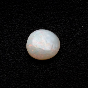 Weißer Opal 3,5 mm runder Cabochon (ca. 0,15 ct) aus Coober Pedy, Südaustralien.