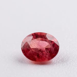 Rubí birmano ovalado de talla brillante de 7,0 x 6,6 mm - 1,15 quilates.