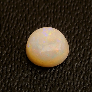 Weißer Australischer Opal 3,5 mm Runder Cabochon (0,15 ct) aus Coober Pedy, Südaustralien.