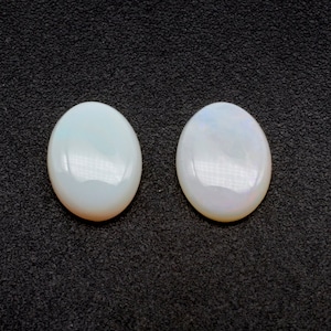 Weißer australischer Opal 8 X 6mm Cabochons 2 Steine in diesem Paket von Coober Pedy, Schmuckzubehör, Kunsthandwerk, Herstellung, natürliche Edelsteine