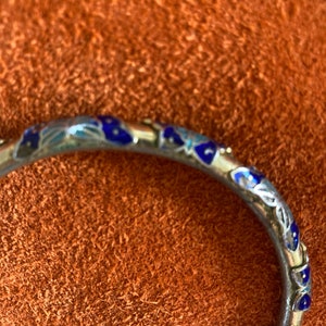 Vintage enamel bangle with butterfly design. zdjęcie 3