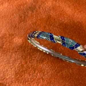 Vintage enamel bangle with butterfly design. zdjęcie 4