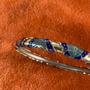 Vintage enamel bangle with butterfly design. zdjęcie 1