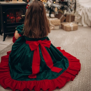 Grünes und rotes Weihnachtselfen-Kostüm mit Kragen, Weihnachtscharakter Cosplay, Verbergen des Elfs, Weihnachtstradition, Urlaub