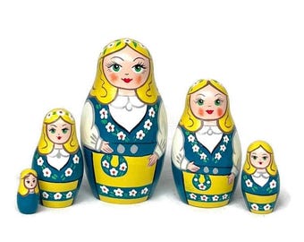 手描きのスウェーデンの入れ子人形：伝統的な民族衣装 - Etsy 日本