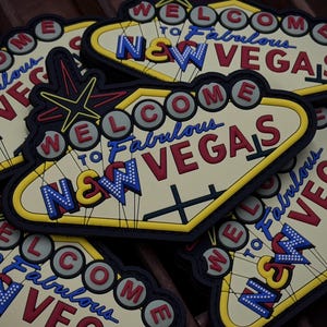 以下が含まれることがあります： 斑点のあるマット仕上げのセラミックマグカップ3個セット。マグカップはクリーム色、ライトグレー、ダークグレーの色合いです。各マグカップはシンプルでミニマリストなデザインです。