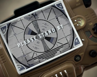 Parche que brilla en la oscuridad de Fallout Please Stand By
