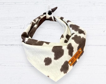 Pañuelo para perro, color crema con manchas marrones de vaca. Pañuelo para mascotas con estampado animal. Regalo para mascotas.