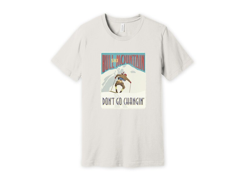 K&ouml;nnte beinhalten: Ein wei&szlig;es T-Shirt mit einer Grafik im Vintage-Stil eines Skifahrers auf einem Berg. Die Grafik lautet "Bull Mountain Ski" und "Don't Go Changin'."
