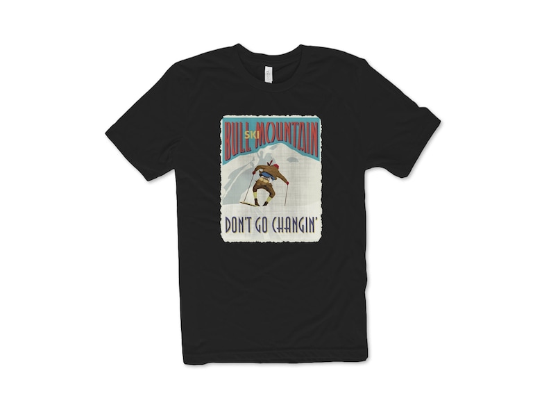 K&ouml;nnte beinhalten: Schwarzes T-Shirt mit einer Grafik im Vintage-Stil eines Skifahrers auf einem Berg. Die Grafik lautet "Bull Mountain Ski" und "Don't Go Changin'".