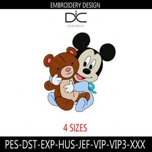 Puede incluir: Diseño bordado de Mickey Mouse sosteniendo un oso de peluche marrón. El diseño está disponible en cuatro tamaños y en los siguientes formatos: PES, DST, EXP, HUS, JEF, VIP, VIP3 y XXX.