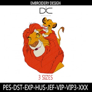 Puede incluir: Diseño de bordado de Simba y Mufasa de El Rey León. El diseño presenta un león de pelo rojo con una melena amarilla y un cachorro de león amarillo más pequeño en su espalda. El diseño está disponible en tres tamaños y en múltiples formatos, incluidos PES, DST, EXP, HUS, JEF, VIP, VIP3 y XXX.