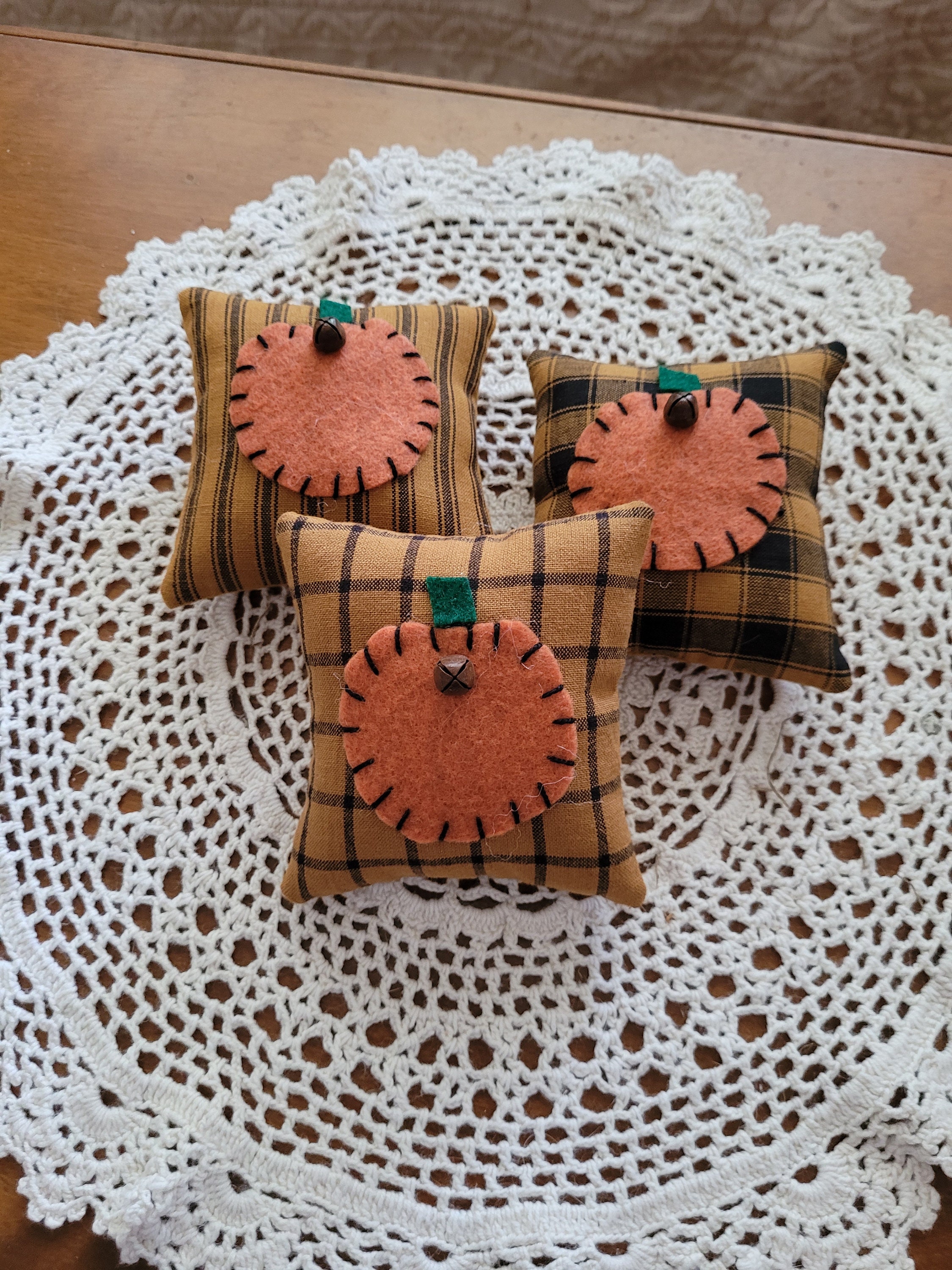 mini pillows with pumpkin for your fall decor, fall bowl fillers for your country primitive decor