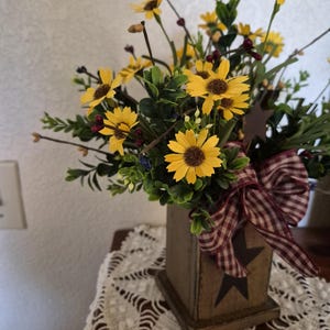 Country/Primitive wood arrangement with boxwood daisies, rusty stars, pip berries for your primitive decor. Primitive wood gift. immagine 2