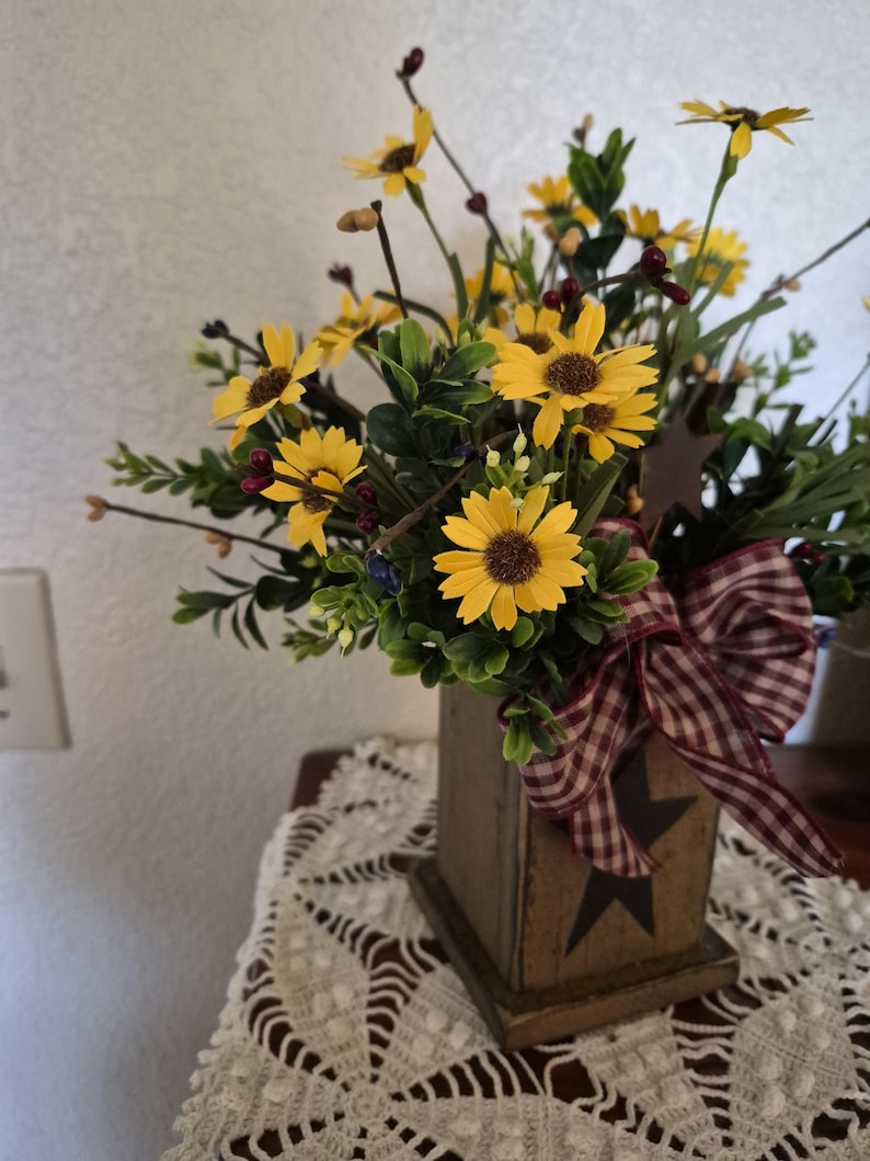 Country/Primitive wood arrangement with boxwood daisies, rusty stars, pip berries for your primitive decor. Primitive wood gift. immagine 2