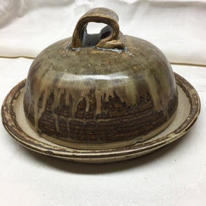 Pottery covered dish