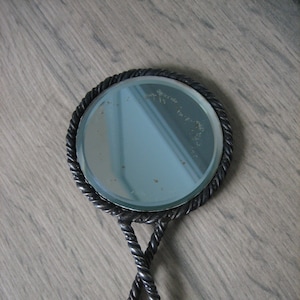 Ancien Miroir à main de poche métal torsadé décor Médiéval image 1