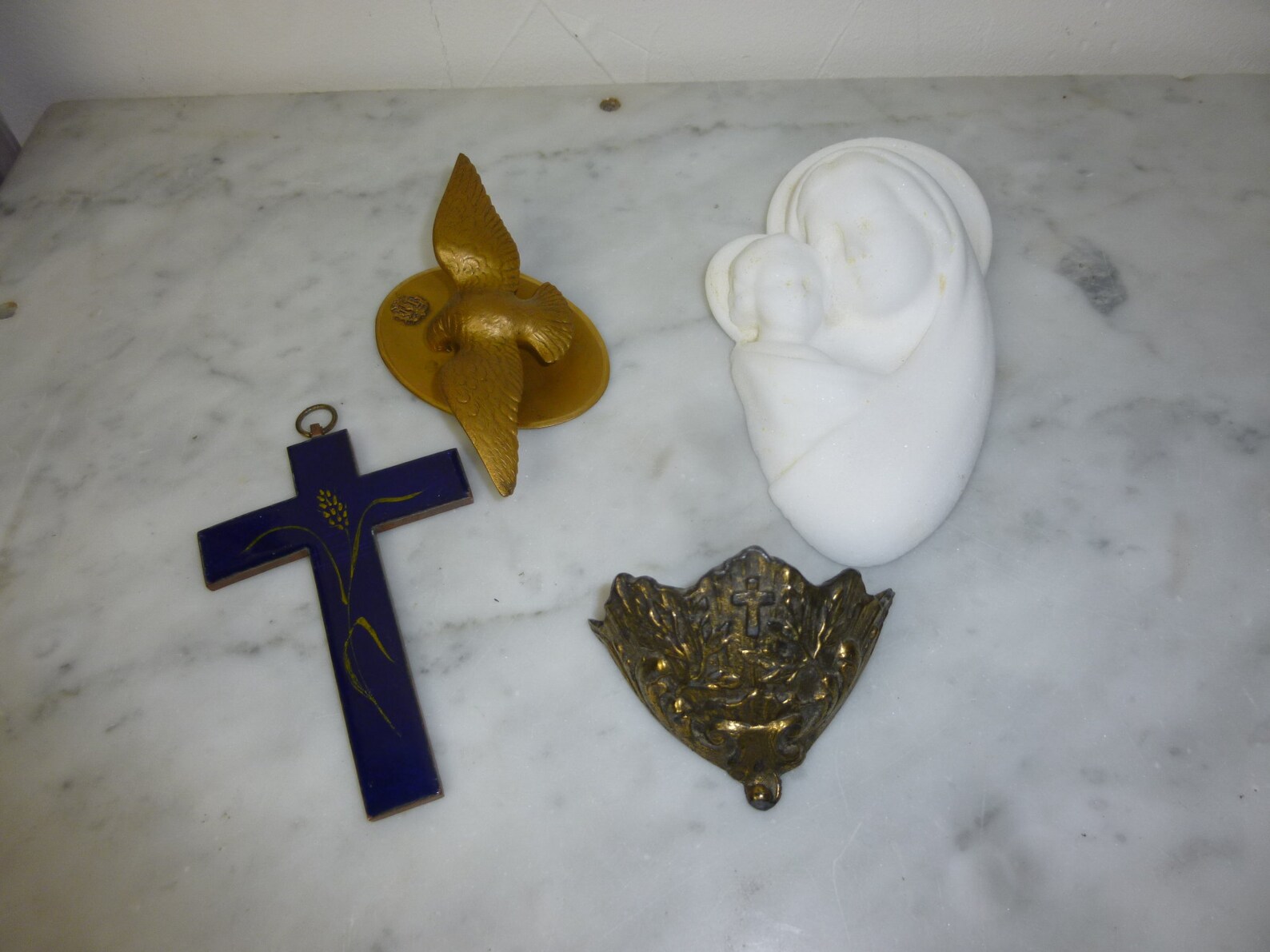 Lot objet religieux ancien crucifix émaillée bénitier colombe.. Etsy France