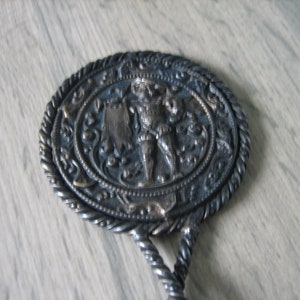 Ancien Miroir à main de poche métal torsadé décor Médiéval image 4