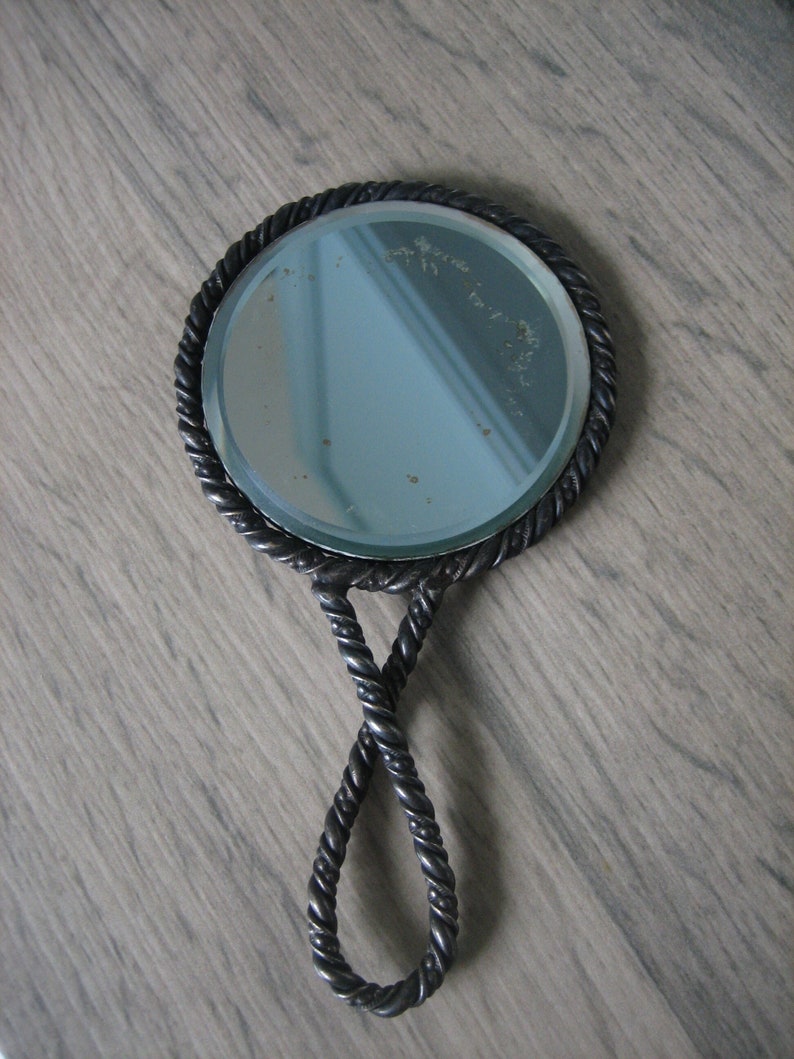 Ancien Miroir à main de poche métal torsadé décor Médiéval image 1