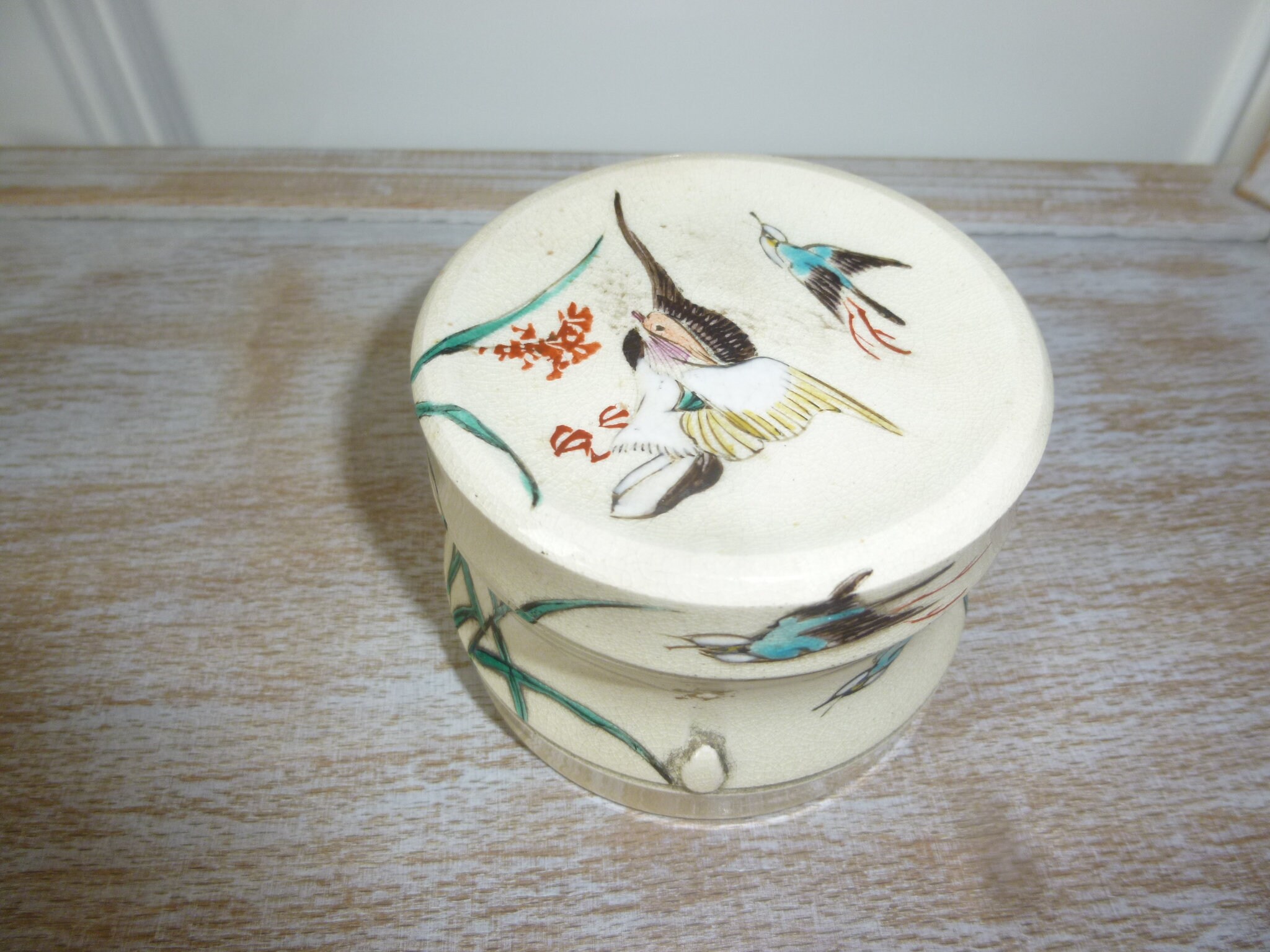 Ancienne Boite Poudrier.. Faïence Décor Japonisant Peint Oiseaux